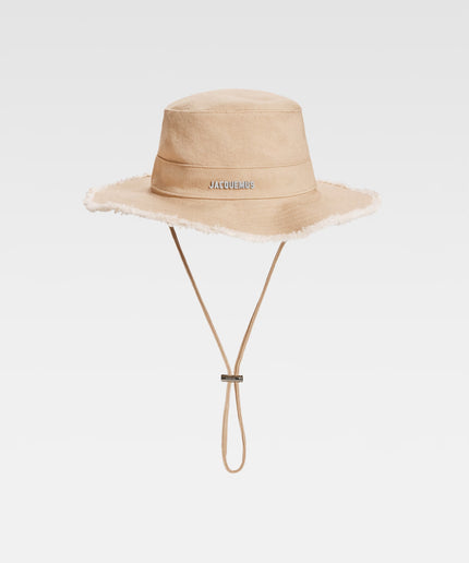 Large brim bucket hat