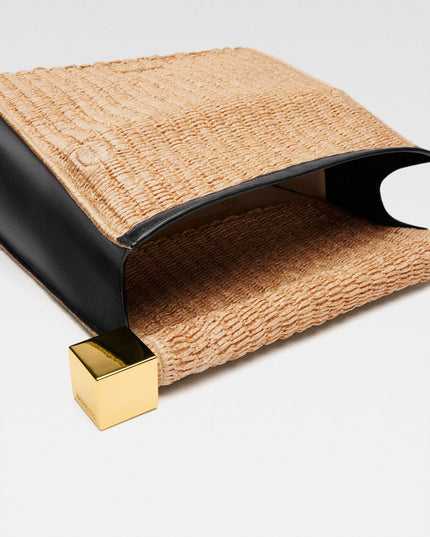 LA CROISIÈRE
Take-out clutch.