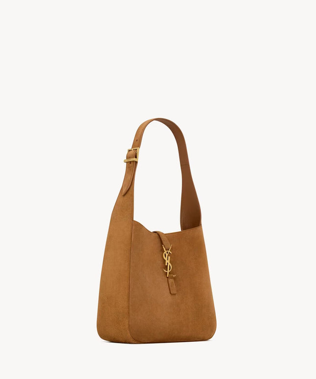 LE 5 À 7 SUPPLE SMALL IN SUEDE
CARAMEL COGNAC
