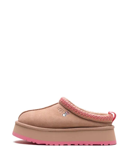 UGG
logo-embroidered shearling ear muffs