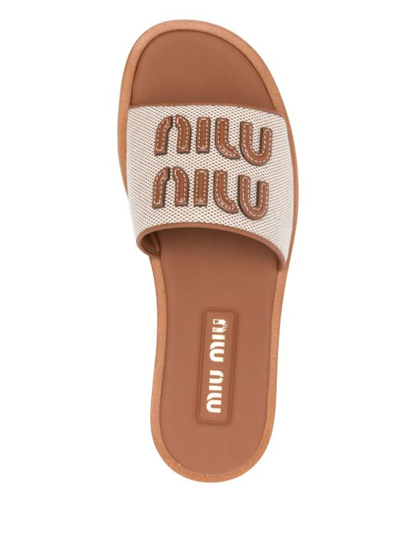 Miu Miu
appliqué-logo slides