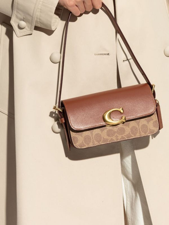 Coach
logo-plaque shoulder bag